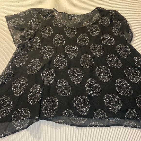 Torrid skulls see through blouse short sleeve size 4 - Picture 1 of 5